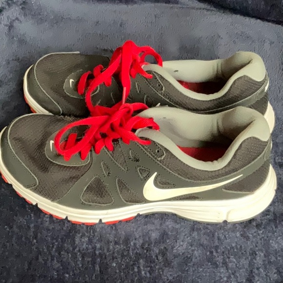 NIKE Men’s Revolution 2 Black/Red/White/Grey Running Shoe - US 10 - Picture 4 of 6